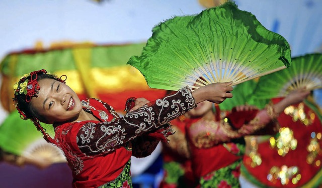 Tnzerinnen begren in Peking das neu...t Pferdemotiven sollen Glck bringen.   | Foto: DPA