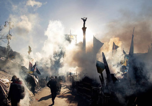 Das Bild aus Kiew erscheint wie ein Re...lde,  ist aber bittere Wirklichkeit.   | Foto: dpa