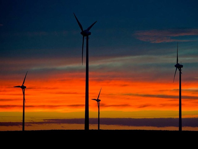 Die Antragszahlen zum Windkraftausbau  steigen langsam.  | Foto: dpa