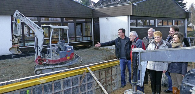 Der Architekt Roland Kaiser (von links...Sabine Wernert beim Kindergartenanbau   | Foto: frank leonhardt