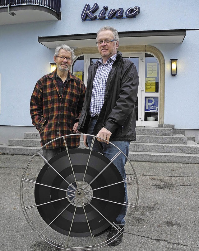 Wahre Kino-Fans mit klassischer Filmro...halder vorm Kino im Hfle in Lenzkirch  | Foto: Sophia Hesser