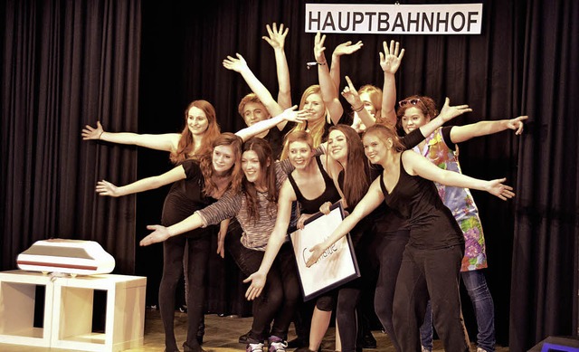 Zum Schluss prsentierten sich alle ju...Schauspieler gemeinsam auf der Bhne.   | Foto: denys Golikov