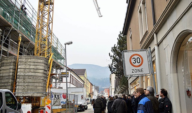 Von Bauarbeitern, knftigen Nutzern un...der Bismarckstrae heraus beobachtet.   | Foto: Heilemann