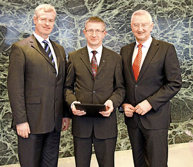 Der Verwaltungsratsvorsitzende Oliver ...eider (rechts) ehrten Rolf Eberenz.     | Foto: privat