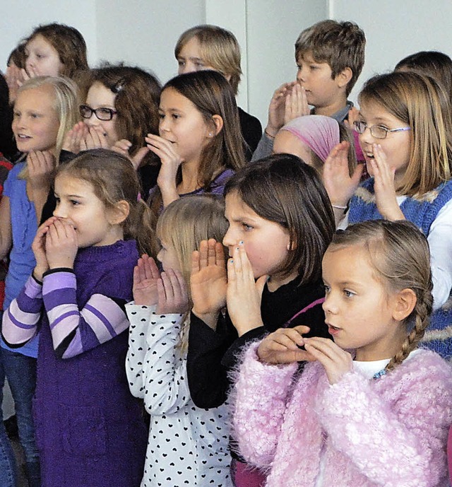 Der Schulchor machte den Anfang.  | Foto: Ulrich Senf