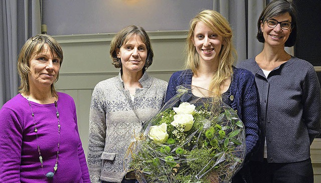 Der neu gewhlte Vorstand des Kinder- ...orleiterin Abelia Nordmann mit Blumen.  | Foto: Barbara Ruda