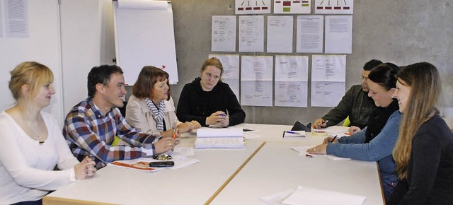 So sieht es aus, wenn im Jugendhaus ge...Hinnah und Julia Frech am groen Tisch  | Foto: Leony Stabla