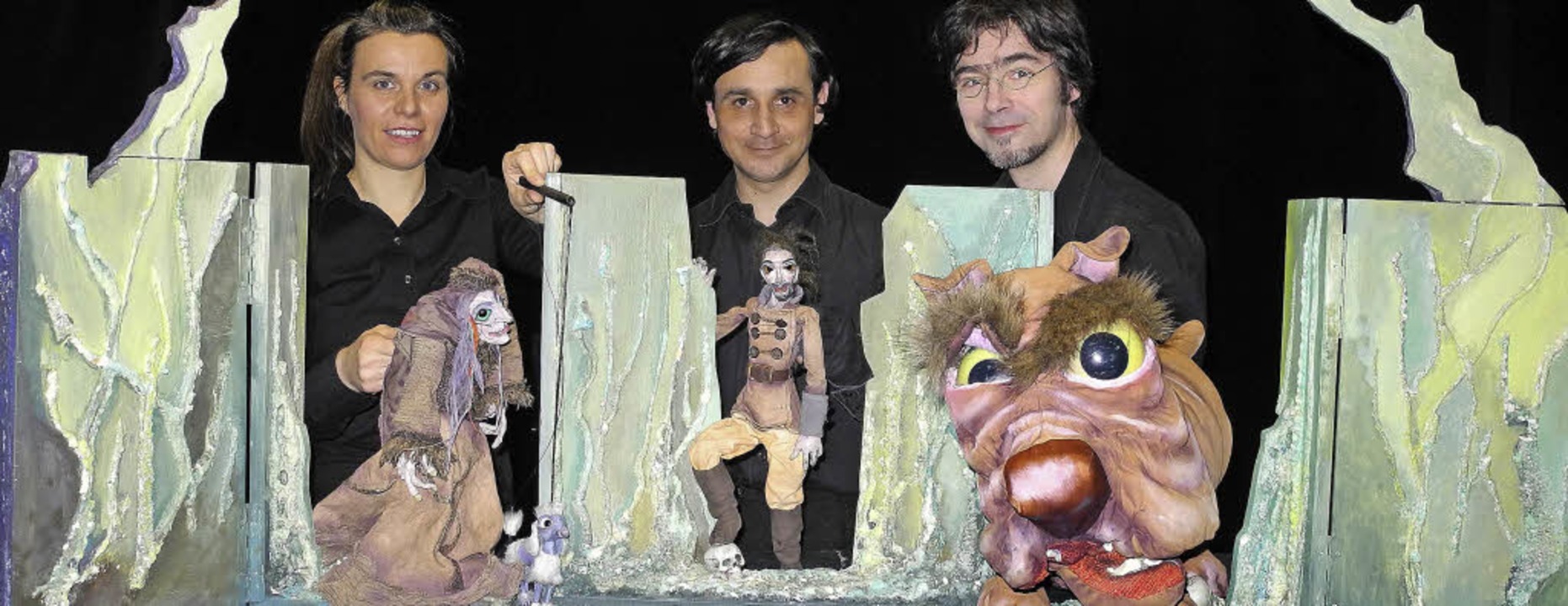 Die Puppenspieler Claudia Acker, Sebas...und Rodrigo Umseher mit ihren Figuren   | Foto: Lorina Brugger