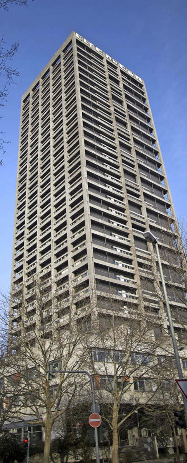 Ergibt 50000 Tonnen Trmmer:  der Uni-Turm in Frankfurt   | Foto: dpa