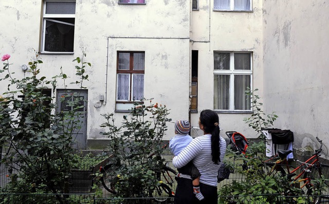 Eine Frau steht  in Berlin im Innenhof...treibt Roma-Familien nach Deutschland.  | Foto: dpa