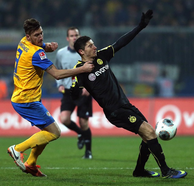 Hiergeblieben: Braunschweigs Ermin Bic...trmer Robert Lewandowski zu stoppen.   | Foto: afp