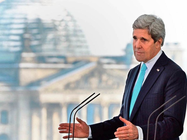 US-Auenminister John Kerry in der Skylobby des Kanzleramts in Berlin.  | Foto: dpa