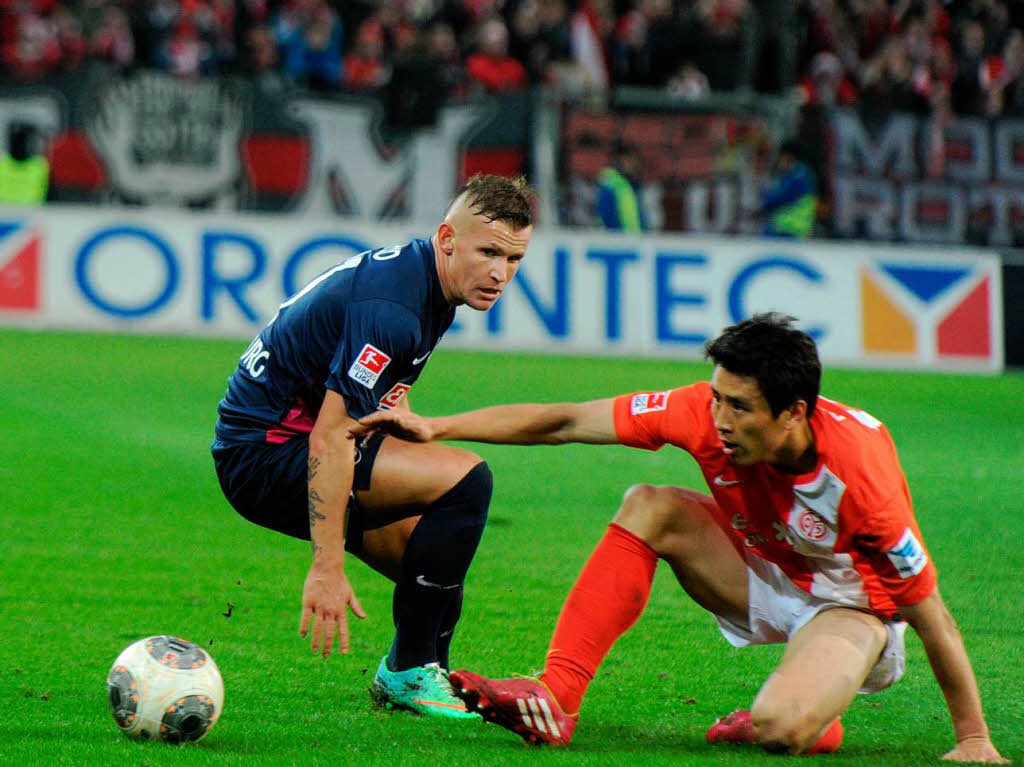 Jonathan Schmid und Ja-Cheal Koo kmpfen um den Ball.