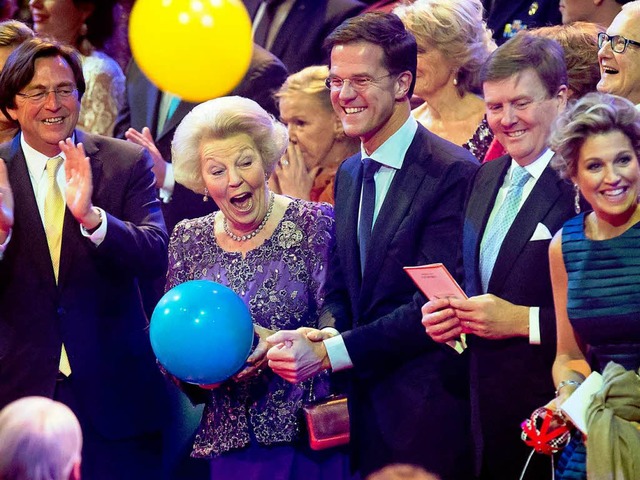 Die ehemalige Knigin Beatrix (m) zusa...lexander (2vr) und Knigin Mxima (r).  | Foto: AFP