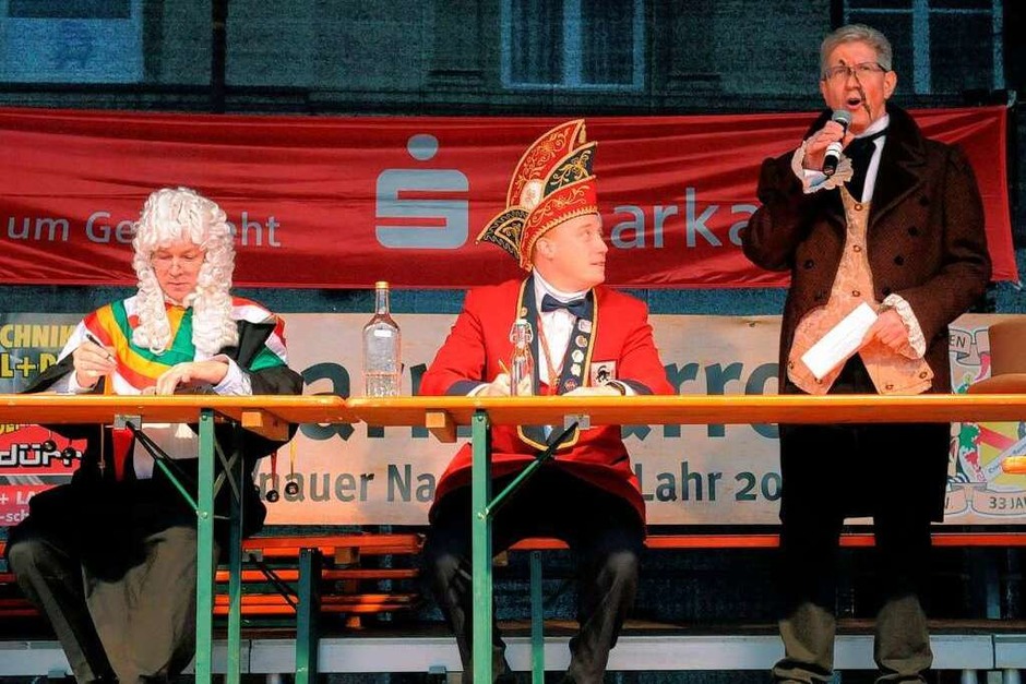 Ex-Finanzminister Willi Stächele vor dem Narrengericht in Lahr. (Foto: WOLFGANG KUENSTLE ) Ex-Finanzminister Willi Stächele vor dem Narrengericht in Lahr. (Foto: WOLFGANG KUENSTLE )