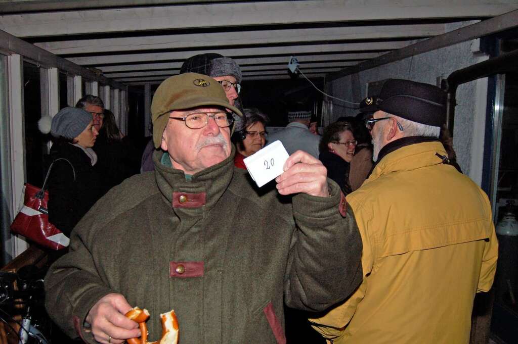 Hans Br (80 Jahre alt) (BIld) verteilte Nummern an die Brger, die nach Zunftabendkarten anstanden.