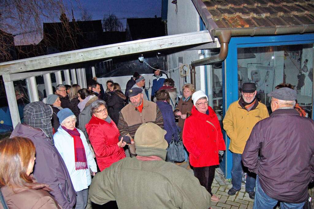 Bereits um 6.30 Uhr standen viele Rheinfelder Brger am Markusplatz um dort auf den Verkauf der Zunftabendkarten zu warten.
