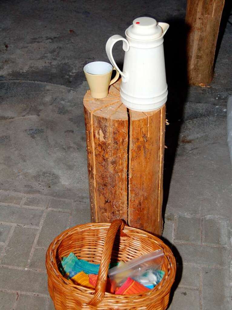 Am Ende des Verkaufs standen nur noch leere Kaffeekannen und eine Tasse auf dem Markusplatz. Am Ende des Verkaufs standen nur noch leere Kaffeekannen und eine Tasse auf dem Markusplatz.