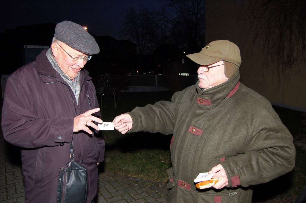 Der 80 jhrige  Hans Br (rechts im Bild) steht seit Jahrzehnten nach den Zunftabendkarten an.
