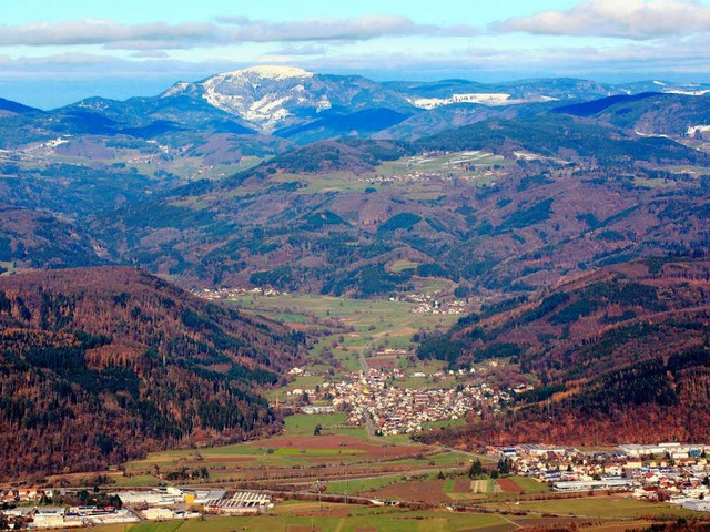 Blick ber Langenau zum Belchen. Kern ...d ist die Bergregion Feldberg-Belchen.  | Foto: Erich Meyer