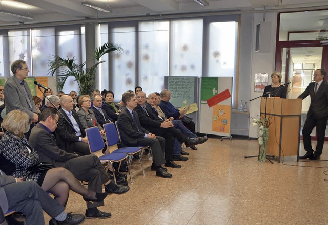 Kultusminister Andreas Stoch sah sich ...Publikum mit vielen Fragen gegenber.   | Foto: Sylvia Timm