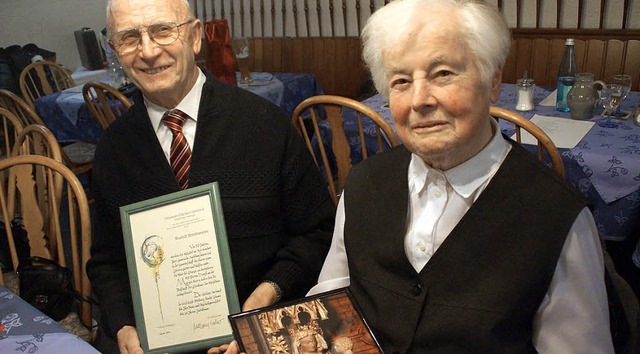 Rudolf Strohmeier singt seit 50 Jahren, Frieda Maier seit 70.   | Foto: v. wehrle