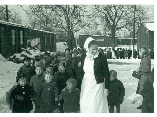 Schwester Elsa fhrt die Kinder des Kindergartens durch die  Barackensiedlung.  | Foto: Susanne Engler