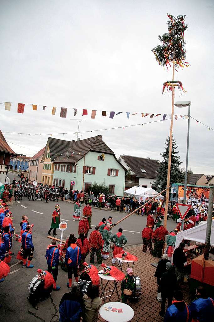 Guggemusik-Treffen in Altdorf: Der Narrenbaum steht