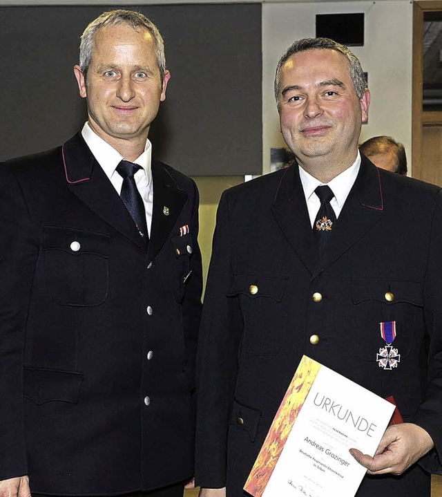 Eine seltene Ehrung wurde Neuenburgs G... Kommandant Michael Stcklin (links).   | Foto: Mnch