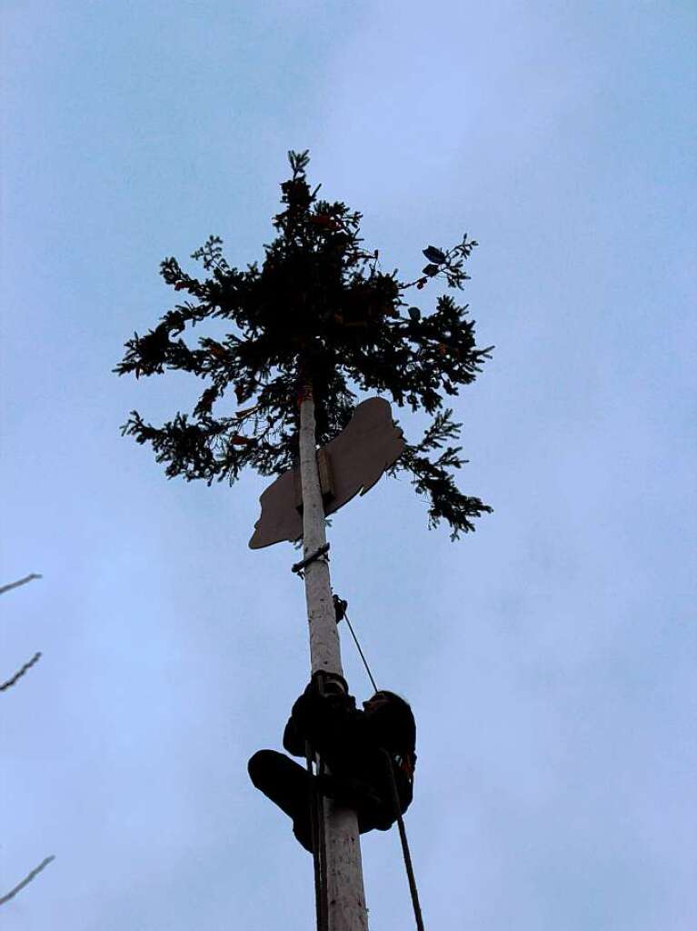 Held des Tages: Mit einer scheinbaren Leichtigkeit kletterte Kevin Maier den 24 Meter hohen Narrenbaum hoch, um das Seil zu holen.