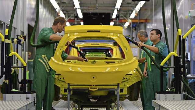 Sie knnen beruhigt den Opel-Adam mont...re Arbeitspltze sind bis 2018 sicher.  | Foto: dpa