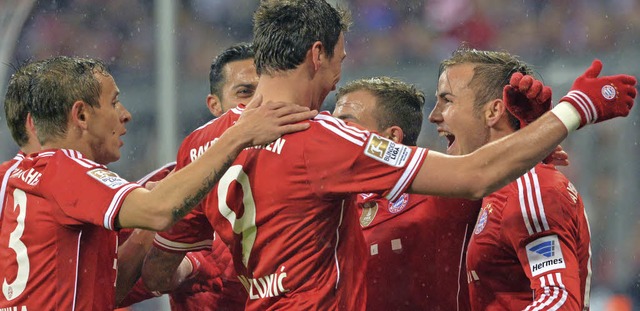 Freude in Rot: Die Bayern-Spieler beju...n, den Mario Gtze (rechts) erzielte.   | Foto: dpa
