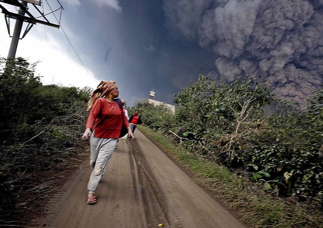 Die Dorfbewohner unterhalb des Mount Sinabung flchten.  | Foto: dpa