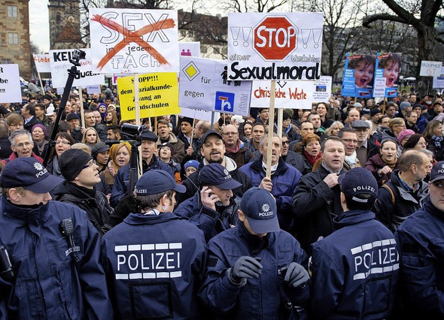 Polizisten und Demonstranten auf dem Stuttgarter Schlossplatz  | Foto: dpa