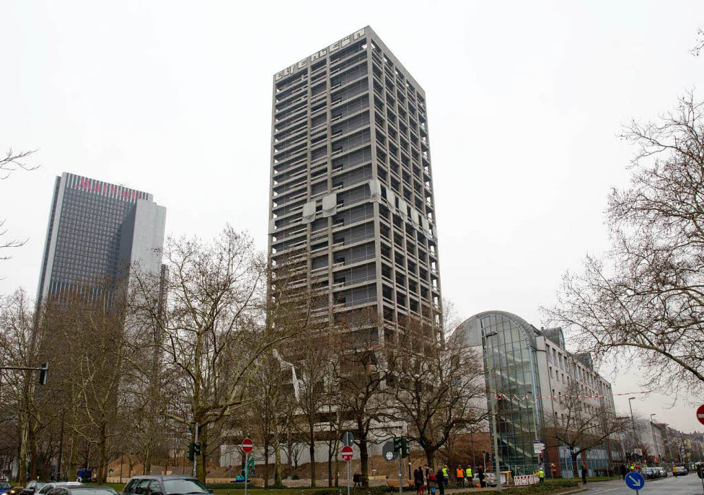 Der Uniturm steht mit seinen 116 Metern Hhe mitten in Frankfurt. 