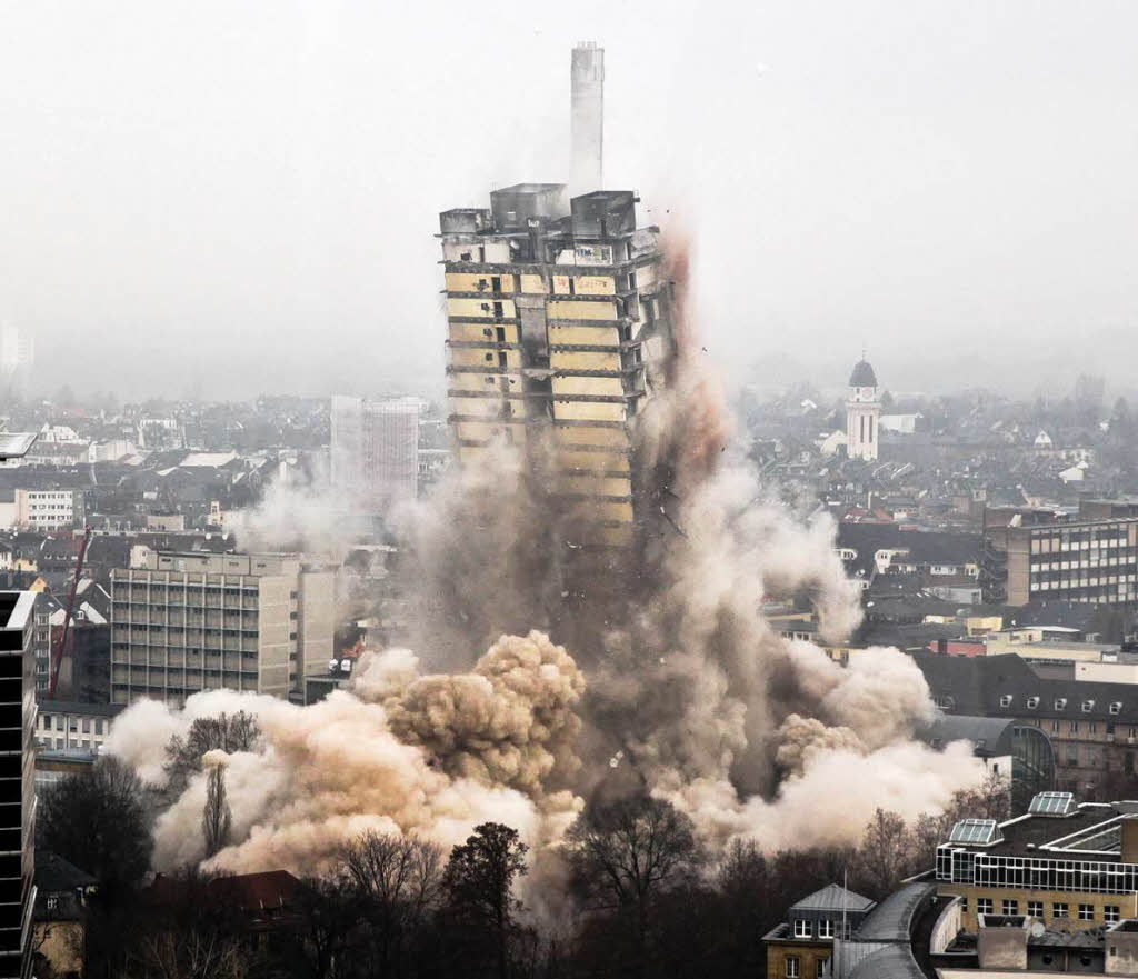 Unter großer Staubentwicklung fällt der Turm in sich zusammen. Unter großer Staubentwicklung fällt der Turm in sich zusammen.