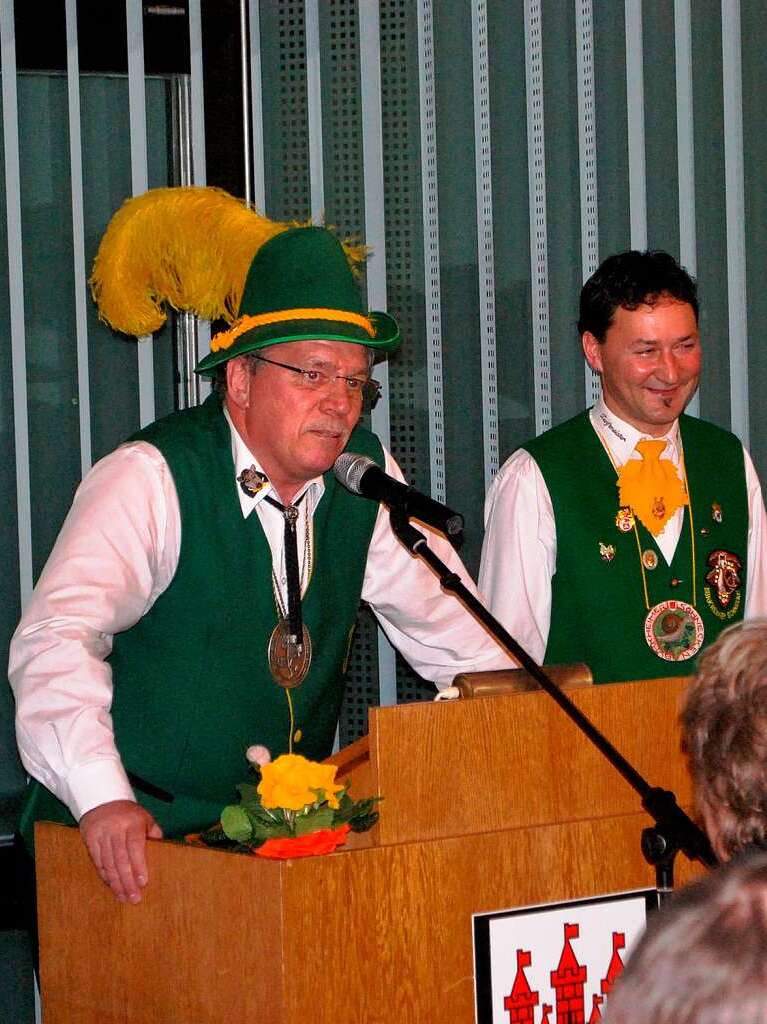 Die Gndlinger Welschkorneber brachten zum 44. Geburtstag der Burkheimer Schnecken einen Korb mit Ebertrunk mit.