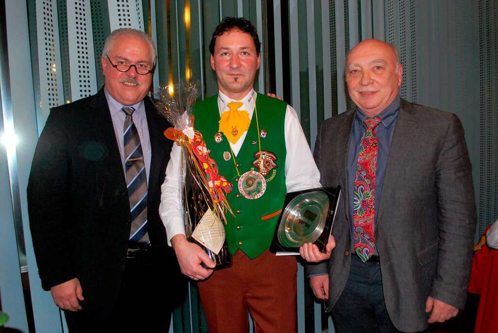 Brgermeister  Schweizer (links) und Ortsvorsteher  Senn (rechts) berreichten Zunftmeister Rainer Trogus  Prsente.