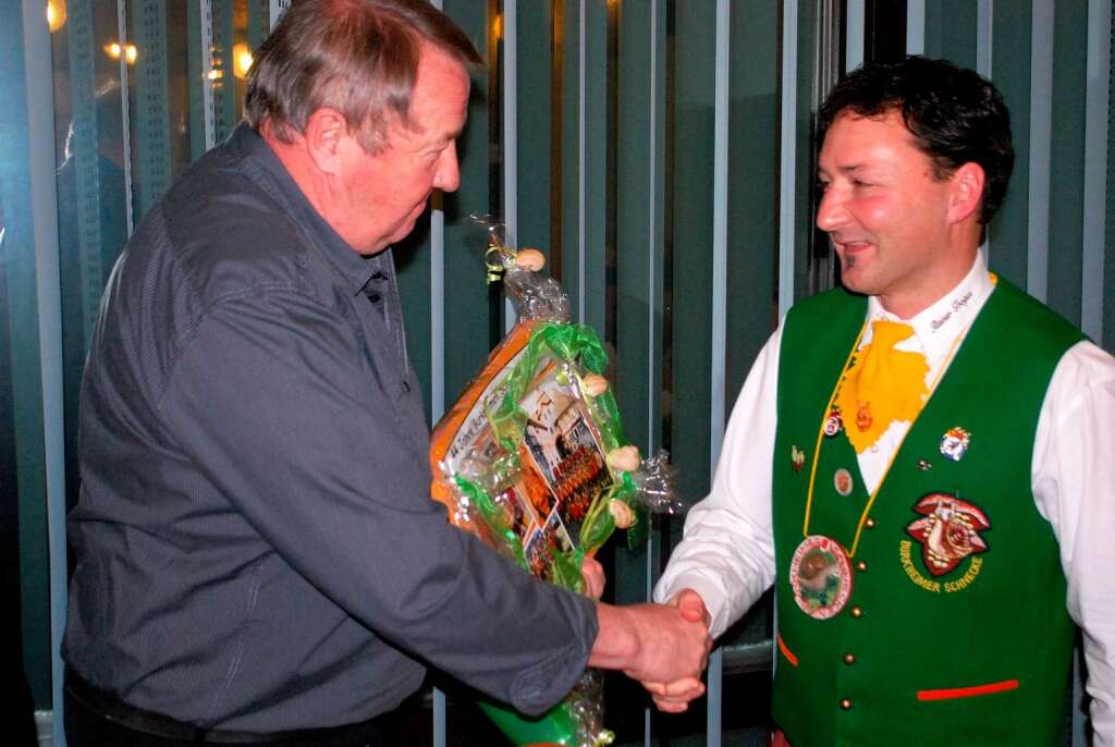 Erhard Schneider (links) gratulierte Zunftmeister Rainer Trogus zum Jubilum seiner Zunft im Namen der Burkheimer Vereinsgemeinschaft.