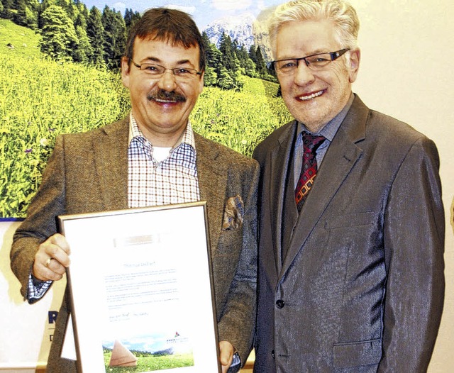 Thomas Liebert (links) mit  Brgermeis... der Auszeichnung der Robin-Akademie.   | Foto: Schrter