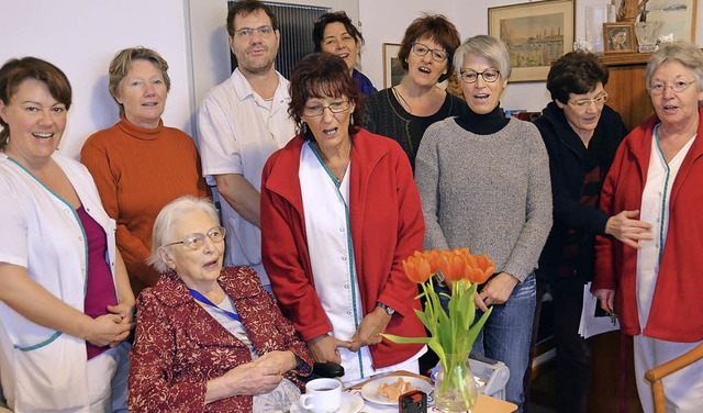 Beim Stndchen des Pflegeteams im Elis...Elfriede Kastner  gestern gerne  mit.   | Foto: Sigrid umiger