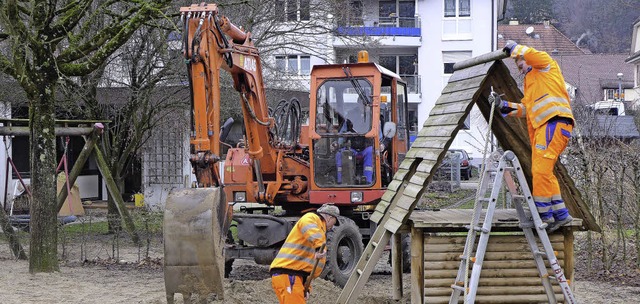 Am gestrigen Montag begann der Abriss ...be demontierten die Auenspielgerte.   | Foto: Fotos: Eberhard Weiss