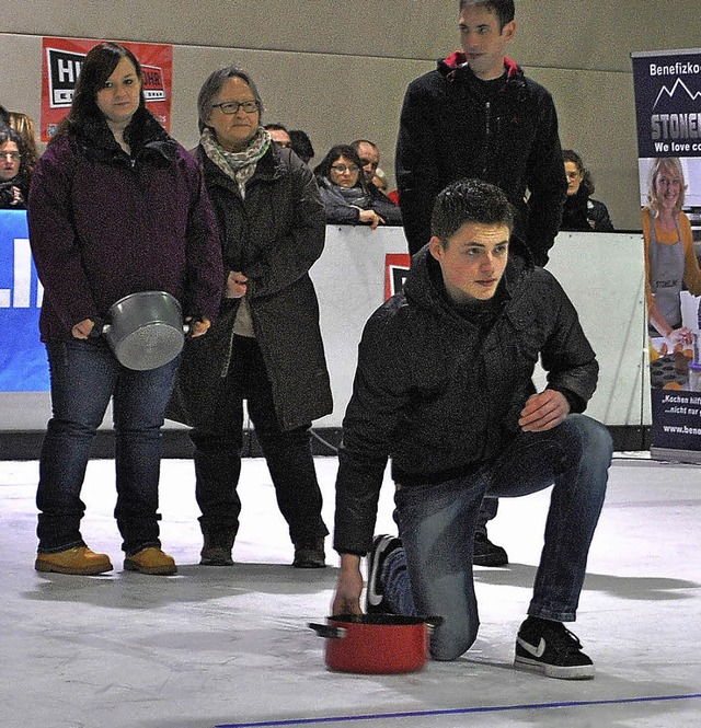 Gar nicht so einfach: Kochtopf-Curling.   | Foto: Rob