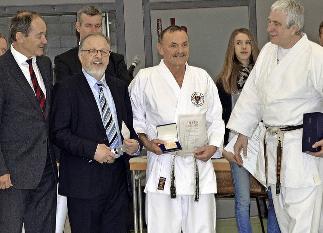 Gnter Moor, Egbert Bogdan (von links)...en Leiter des Breisacher Karate Dojo.   | Foto: hans-jochen voigt