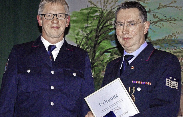 Gnter Lenke (links) Vorsitznder des K... an Gerhad Salg die Ehrennadel in Gold  | Foto: Rolf Reimann