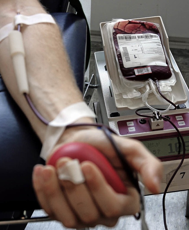 Tglich werden allein in Deutschland 15000 Blutspenden fr Patienten bentigt.   | Foto: dpa