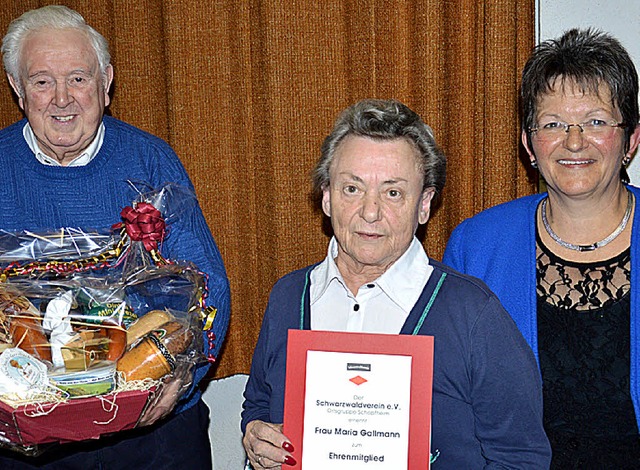 Marita Stterlin (rechts) bedankte sic.... Maria Gallmann wurde Ehrenmitglied.   | Foto: Georg Diehl