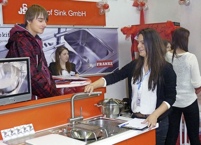 Agnesa Imeri (im Vordergrund) bedient einen Kunden.   | Foto: SCHULE
