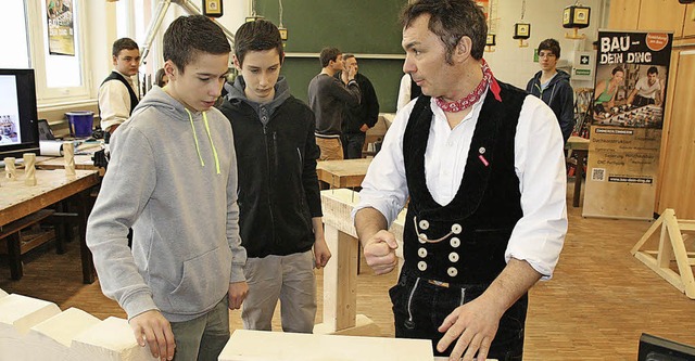 So passt&#8217;s: Christian Denz (rechts) stellt den Beruf des Zimmerers vor.   | Foto: Peter Schtz