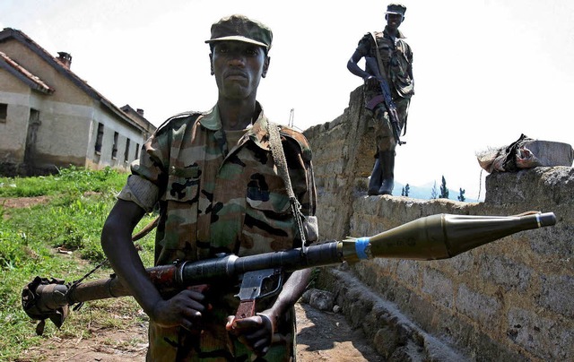 Schwer bewaffnete Rebellen im Jahr 200...enzgebiet zwischen  Kongo und  Ruanda   | Foto: dpa